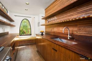 Дизайн кухни в деревянном доме: обзор, особенности интерьера и интересные идеи Варианты планировки кухни в деревянном доме