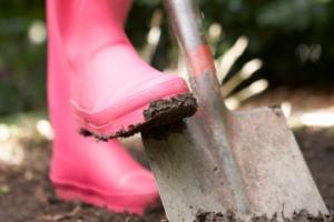 Вскопать землю на даче: различные методы обработки земли Минусы чудо лопаты рыхлителя «Крот»
